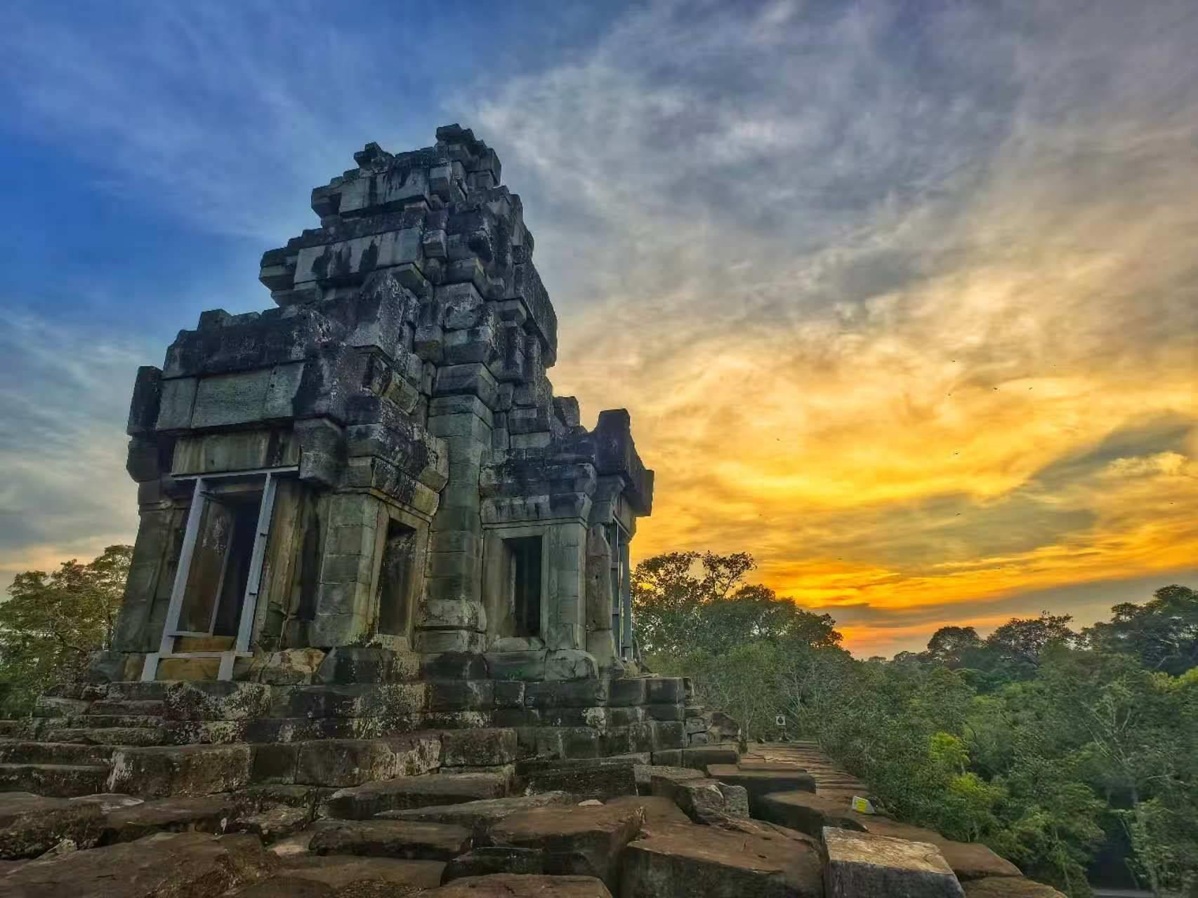 由中國(guó)專(zhuān)家修復(fù)的茶膠寺最高處的砂巖塔。（人民日?qǐng)?bào)記者強(qiáng)薇 攝）