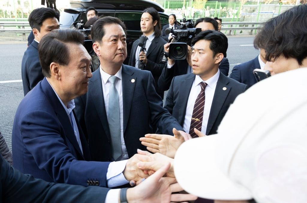 4月11日，韓國前總統(tǒng)尹錫悅（左一）在離開首爾漢南洞官邸時與支持者握手。新華社發(fā)（全休相攝）