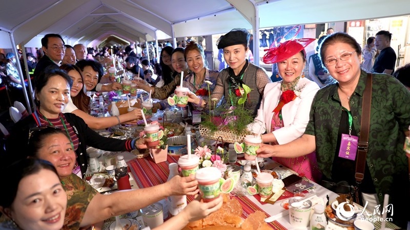 海外華僑在活動現(xiàn)場品嘗“家鄉(xiāng)味”。人民網(wǎng)記者 符武平攝