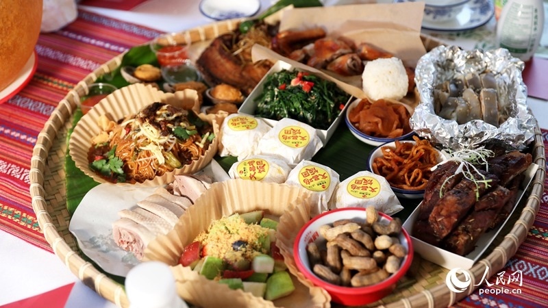 長桌宴上擺滿了海南特色佳肴。人民網(wǎng)記者 符武平攝