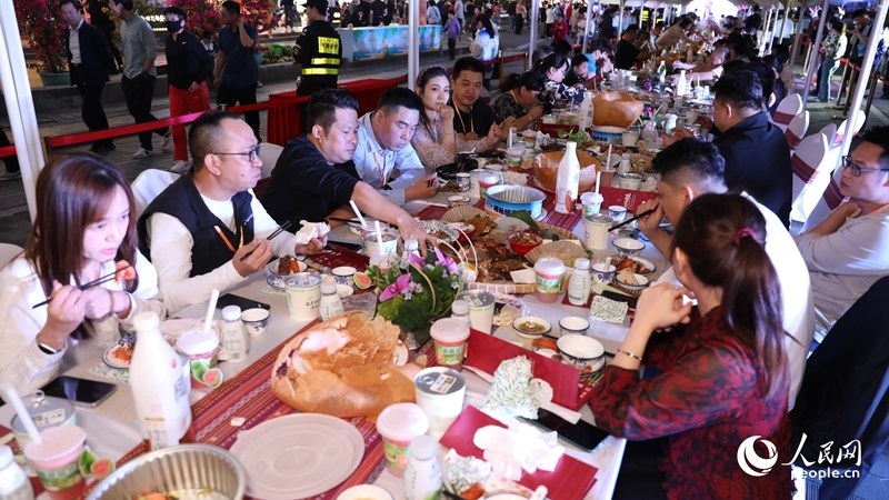 消博會嘉賓沉浸享用長桌宴。人民網(wǎng)記者 符武平攝