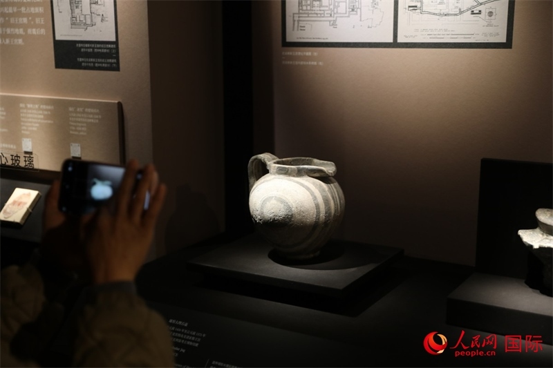 參觀者在拍攝。4月14日，來自希臘伊拉克利翁考古博物館的文物在故宮博物院展出。（人民網(wǎng) 張澤宇攝）