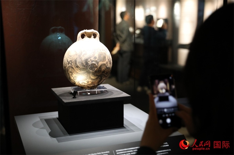 參觀者在拍攝。4月14日，來自希臘伊拉克利翁考古博物館的文物在故宮博物院展出。（人民網(wǎng) 張澤宇攝）