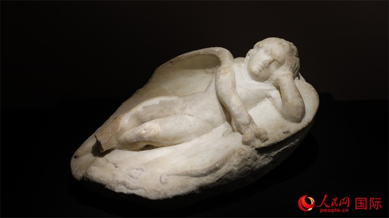 沉睡的厄洛斯大理石浮雕。4月14日，來自希臘伊拉克利翁考古博物館的文物在故宮博物院展出。（人民網(wǎng) 張澤宇攝）