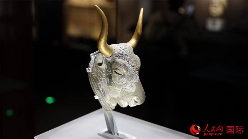 公牛頭型綠泥石來通杯。4月14日，來自希臘伊拉克利翁考古博物館的文物在故宮博物院展出。（人民網(wǎng) 張澤宇攝）