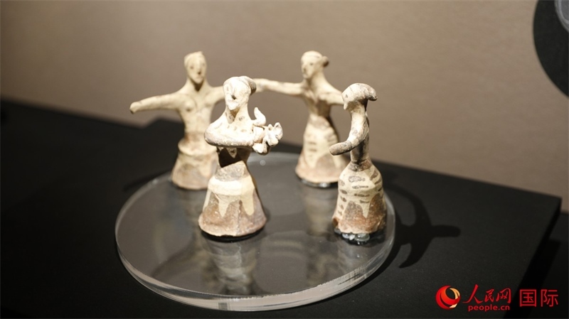 舞蹈者與音樂家雕塑群像。4月14日，來自希臘伊拉克利翁考古博物館的文物在故宮博物院展出。（人民網(wǎng) 張澤宇攝）