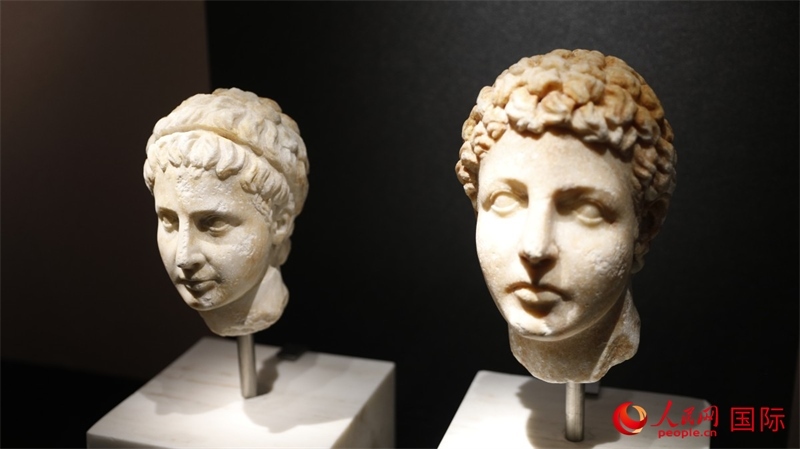 兄弟大理石頭像。4月14日，來自希臘伊拉克利翁考古博物館的文物在故宮博物院展出。（人民網(wǎng) 張澤宇攝）