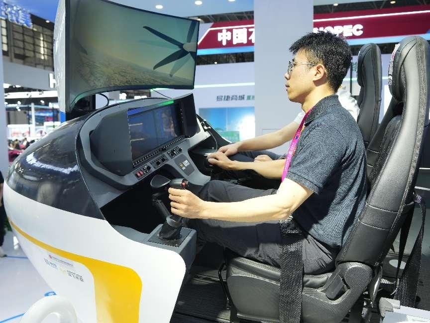 記者體驗低空經(jīng)濟的應(yīng)用消費場景。人民網(wǎng)記者 張力洋攝