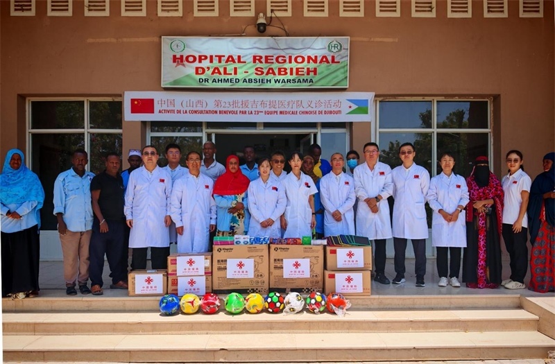 中國（山西）第23批援吉布提醫(yī)療隊在當?shù)亻_展義診，并捐贈一批急需藥品。中國（山西）第23批援吉布提醫(yī)療隊供圖