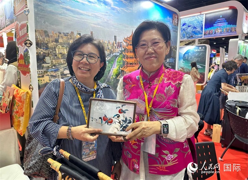 中國(guó)“大冶刺繡”傳承人劉小紅（右）參加泰國(guó)國(guó)際旅游展，向觀眾介紹中國(guó)非遺刺繡針法。人民網(wǎng)記者 簡(jiǎn)承淵攝