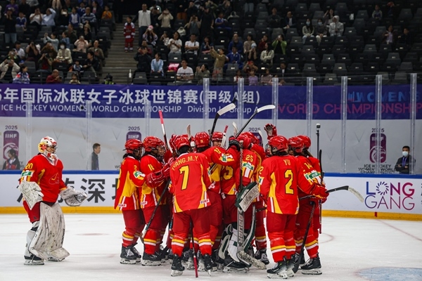 中國(guó)隊(duì)球員慶祝勝利。圖片來(lái)源：中國(guó)冰球協(xié)會(huì)