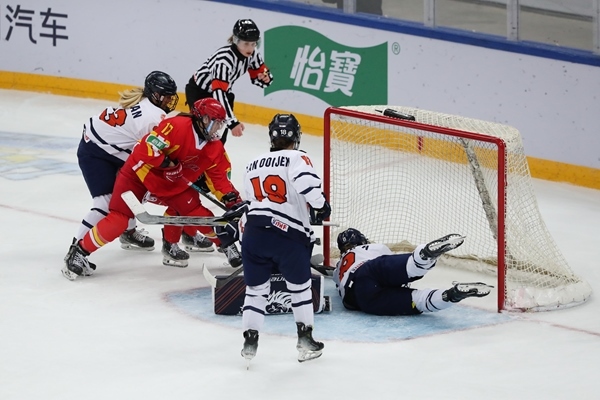 中國(guó)隊(duì)球員曲樂(lè)(左二)破門(mén)得分。圖片來(lái)源：中國(guó)冰球協(xié)會(huì) 此役中國(guó)隊(duì)首發(fā)陣容是詹佳慧、于柏巍、孔明會(huì)、趙啟男、曲樂(lè)、方新。比賽進(jìn)行至2分43秒，荷蘭隊(duì)率先取得進(jìn)球，1:0領(lǐng)先。失球后的中國(guó)隊(duì)打得更加積極主動(dòng)，多次獲得射門(mén)機(jī)會(huì)，但可惜沒(méi)有破門(mén)得分。 第二節(jié)39分34秒，中國(guó)隊(duì)曲樂(lè)在王佳欣和孔明會(huì)的助攻下破門(mén)，將比分扳平，這也是中國(guó)隊(duì)在本屆賽事中取得的首個(gè)進(jìn)球。 末節(jié)43分42秒，荷蘭隊(duì)球員勾人犯規(guī)，被判罰任意球。中國(guó)隊(duì)張夢(mèng)瑩執(zhí)行并打進(jìn)，2:1反超比分。最后階段，荷蘭隊(duì)撤下守門(mén)員，場(chǎng)上6人進(jìn)攻但未能進(jìn)球。最終，中國(guó)隊(duì)以2:1逆轉(zhuǎn)戰(zhàn)勝對(duì)手，取得本屆世錦賽首場(chǎng)勝利。 在昨日進(jìn)行的另外兩場(chǎng)比賽中，奧地利隊(duì)3:2力克斯洛伐克隊(duì)，法國(guó)隊(duì)2:1戰(zhàn)勝丹麥隊(duì)。三輪比賽過(guò)后，奧地利隊(duì)三戰(zhàn)全勝領(lǐng)跑積分榜，斯洛伐克隊(duì)和法國(guó)隊(duì)2勝1負(fù)分列二、三位，丹麥隊(duì)和中國(guó)隊(duì)1勝2負(fù)排在四至五位，荷蘭隊(duì)三戰(zhàn)皆負(fù)積分墊底。