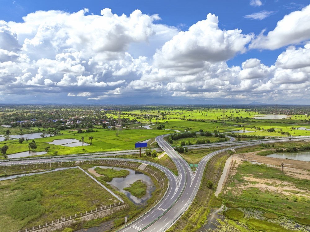 2024年9月25日在柬埔寨磅士卑省拍攝的金港高速公路（無人機(jī)照片）。連接柬埔寨首都金邊和最大深水海港西哈努克港的金港高速公路，是中柬共建“一帶一路”標(biāo)志性項(xiàng)目。