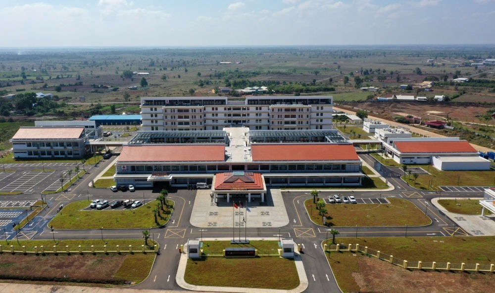 2022年2月17日在柬埔寨特本克蒙省新區(qū)拍攝的中國援柬埔寨特本克蒙省醫(yī)院。