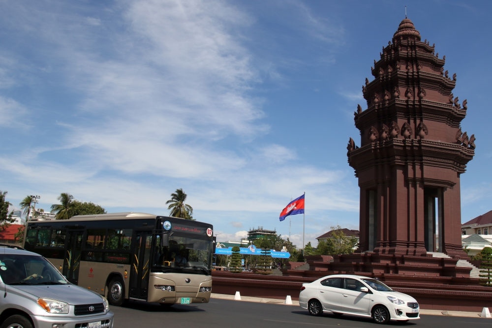 2018年1月5日，在柬埔寨金邊，一輛中國援助的“宇通”公交車經(jīng)過獨(dú)立紀(jì)念碑。