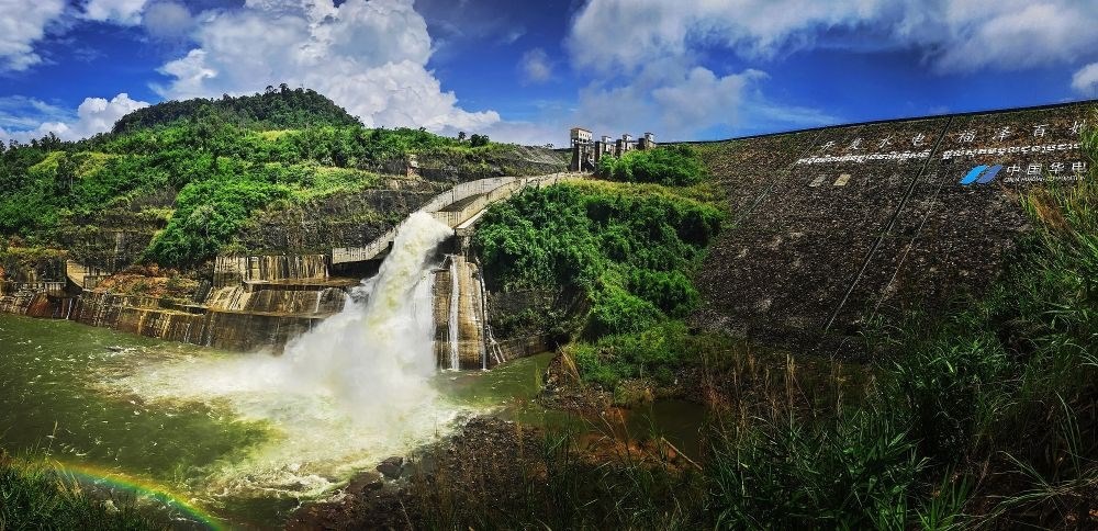 2018年6月22日在柬埔寨戈公省拍攝的中國援柬額勒賽水電站上大壩。