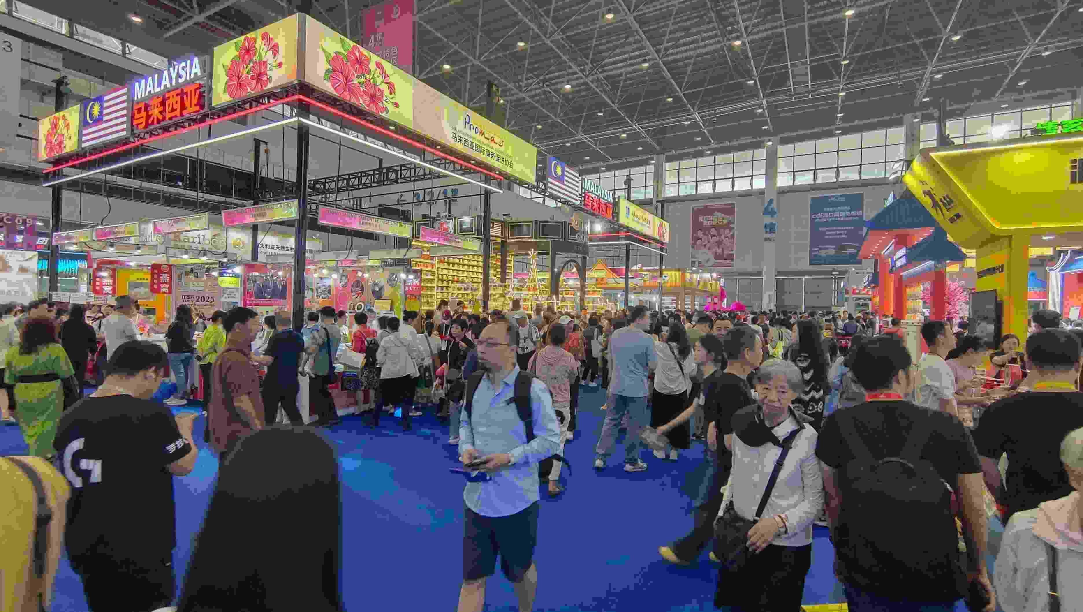 消博會迎來公眾開放日，眾多市民、客商來到展館參觀、購物。人民網(wǎng)記者 李彤攝