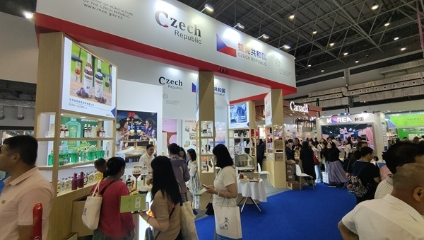 觀展者在各國展臺采購、咨詢。人民網(wǎng)記者 李彤攝