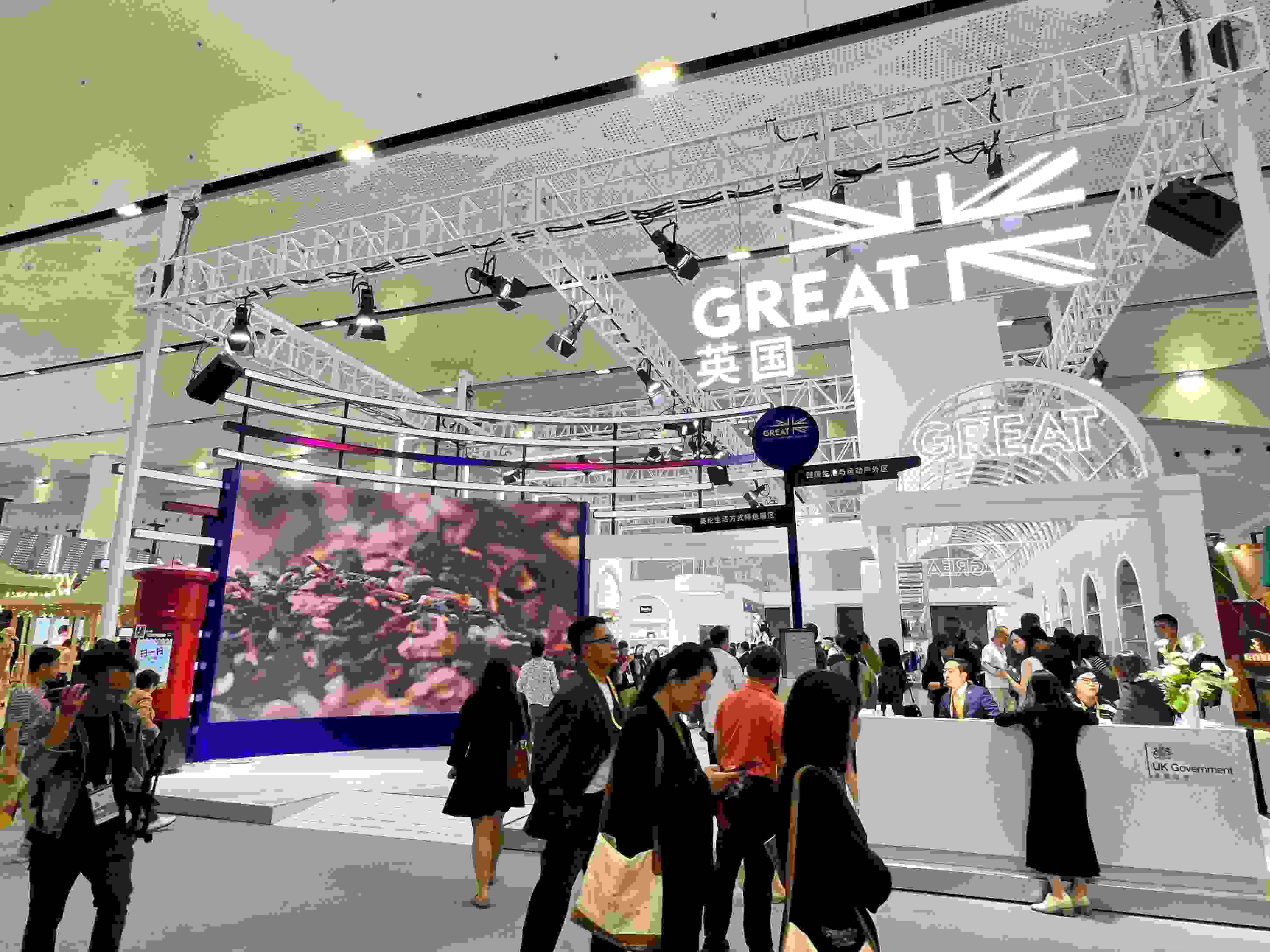 在消博會上，主賓國英國國家館開館。人民網(wǎng)記者 趙瞳攝