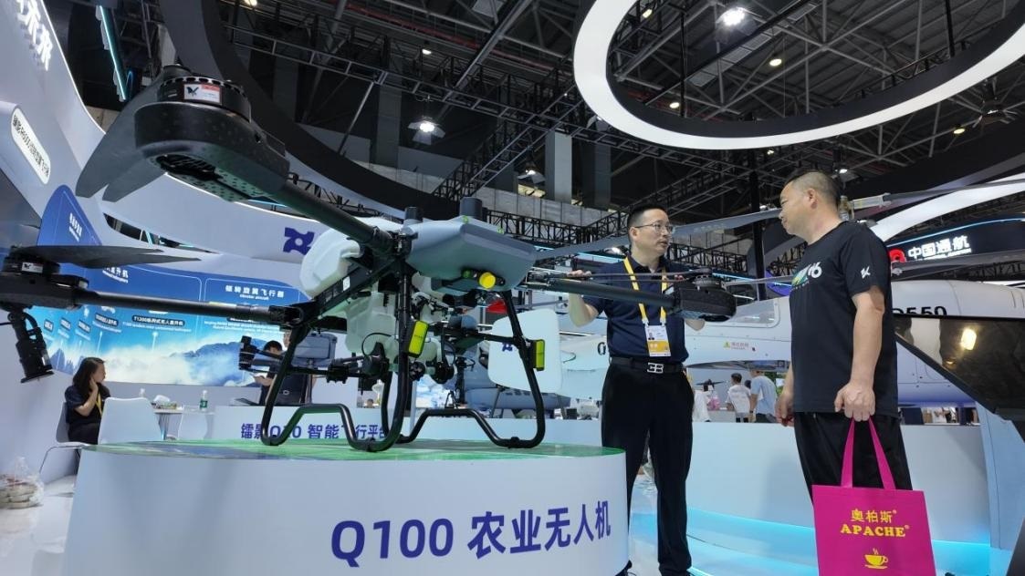 低空經(jīng)濟展區(qū)展出的農(nóng)業(yè)無人機裝備。人民網(wǎng) 歐陽易佳攝