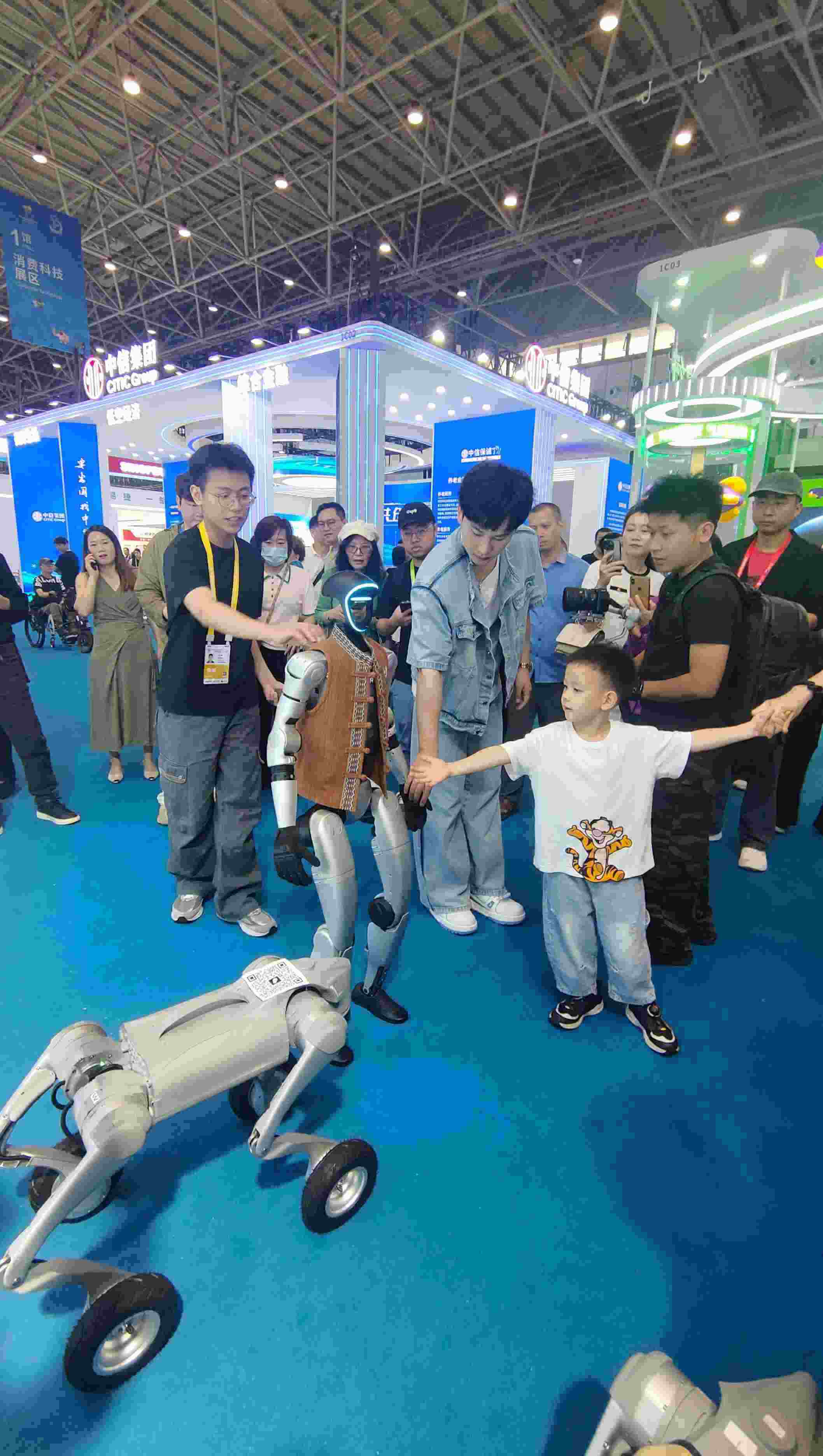 消博會現(xiàn)場，機器人等科技消費產(chǎn)品吸引觀展者駐足。人民網(wǎng)記者 李彤攝