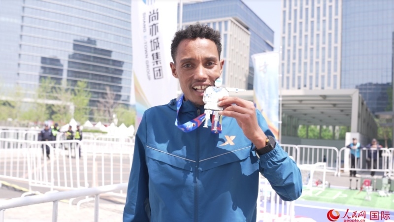 埃塞俄比亞選手圖魯·亞雷德·德梅克獲得本次大賽男子組亞軍。人民網(wǎng)記者 袁蒙攝