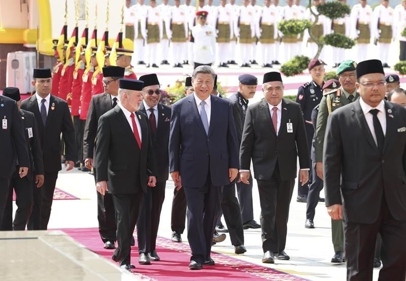 4月16日，馬來西亞最高元首易卜拉欣在馬來西亞國家王宮廣場為習(xí)近平主席舉行隆重歡迎儀式。