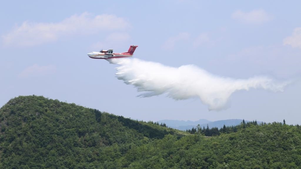 AG600飛機(jī)在四川西昌開展典型滅火場(chǎng)景驗(yàn)證試飛科目（2023年6月攝）。新華社發(fā)（中國航空工業(yè)集團(tuán)供圖）