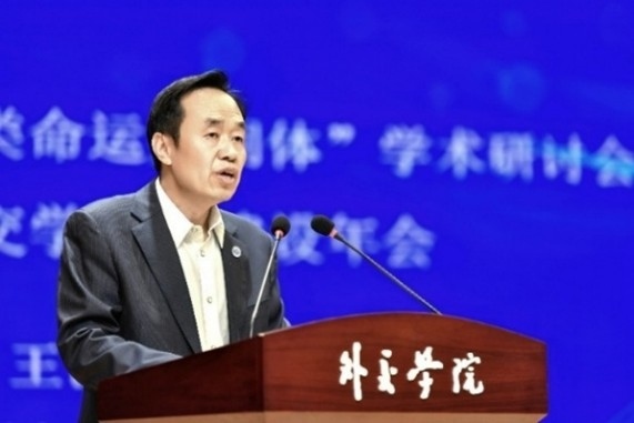 外交學(xué)院黨委書記王世廷大使致辭。主辦方供圖