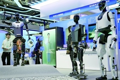 3月27日，在中關(guān)村展示中心常設(shè)展上，人形機(jī)器人“天工”向參觀者招手示意。新華社記者 鞠煥宗攝