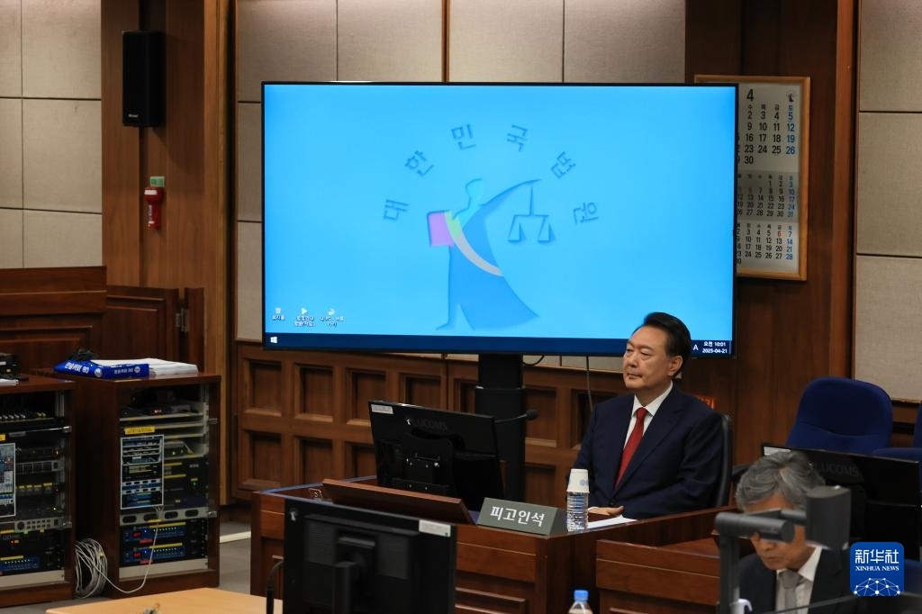 4月21日，尹錫悅在韓國首爾中央地方法院出席庭審。新華社/紐西斯通訊社