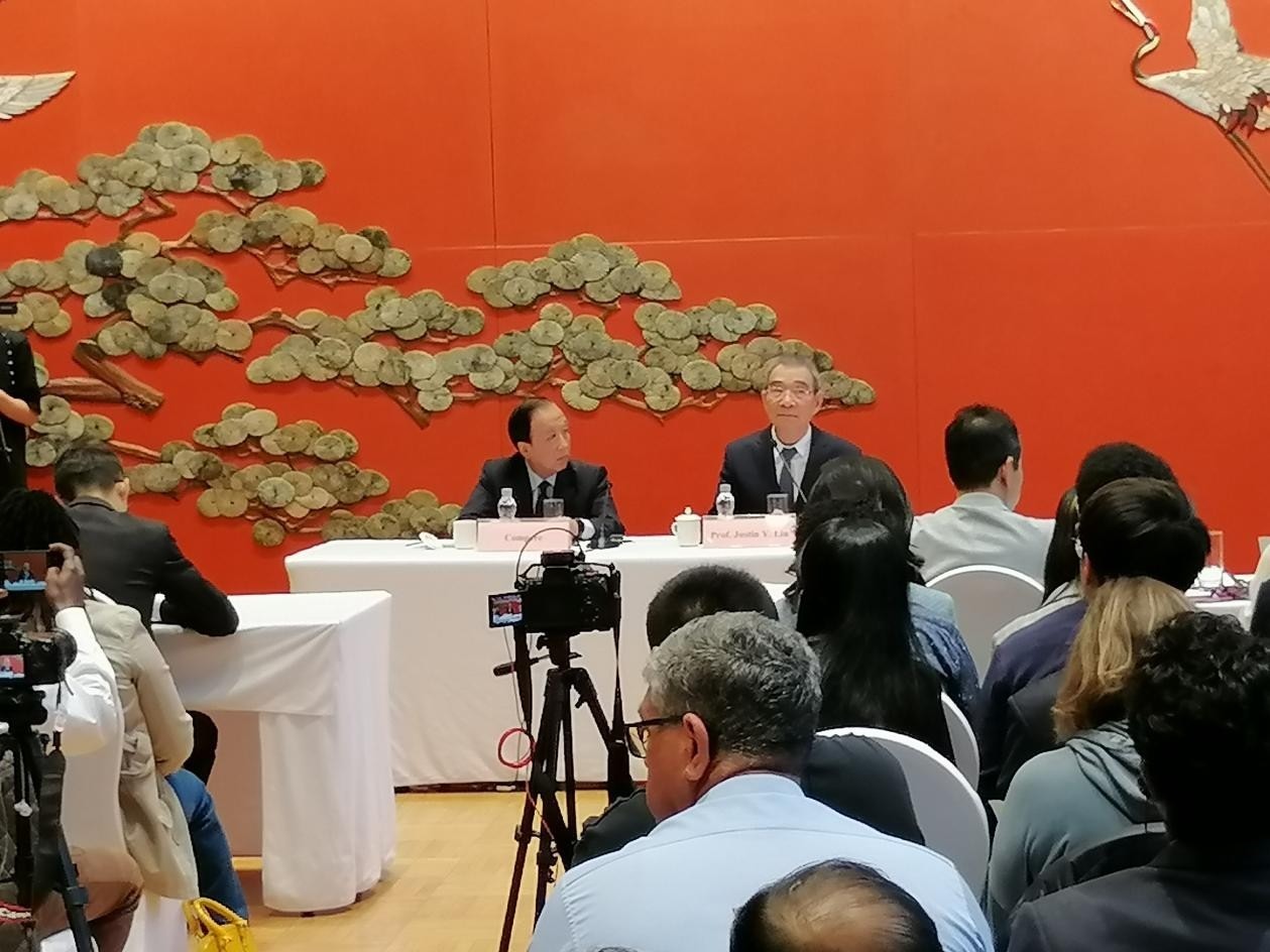 圖為21日舉行的“臨甲7號沙龍”，林毅夫（右一）在回答中外媒體記者的提問。 人民網(wǎng)記者 李瀟攝