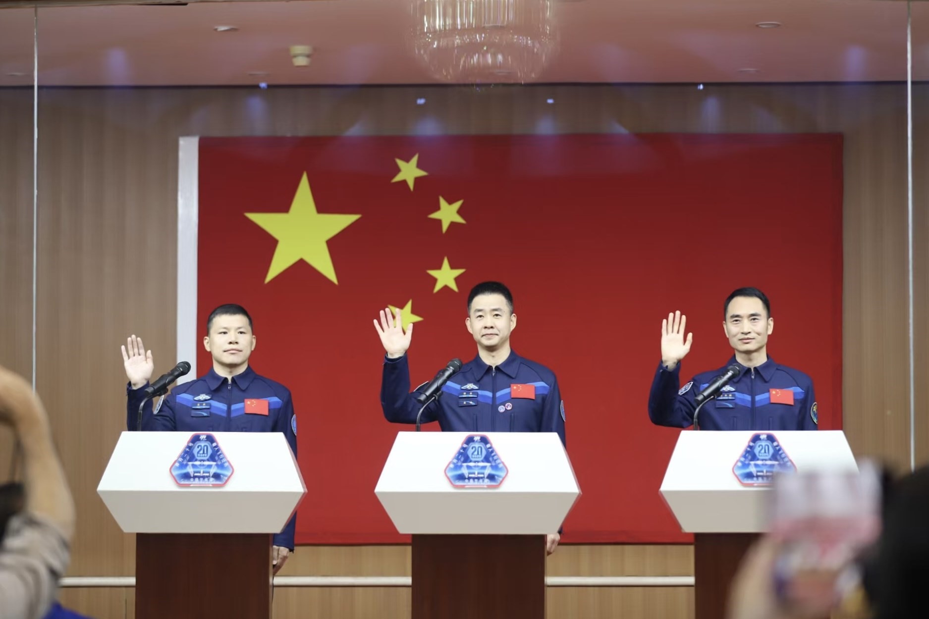 4月23日，神舟二十號航天員乘組在酒泉衛(wèi)星發(fā)射中心問天閣與中外媒體記者集體見面。人民網(wǎng)記者 黃帆攝