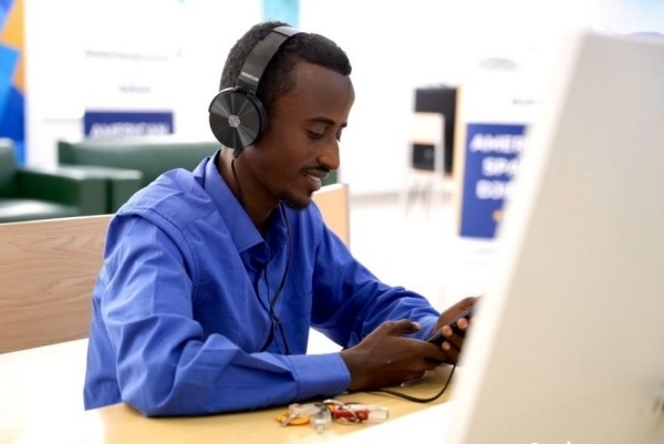 在明亮現(xiàn)代的信息技術(shù)閱覽室，當(dāng)?shù)刈x者正在沉浸式學(xué)習(xí)，塔里克·易卜拉欣攝