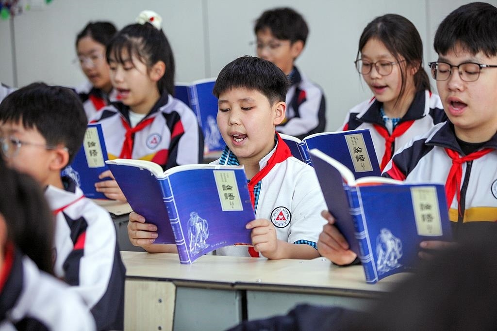 △2025年4月21日，河南焦作，學(xué)生們?cè)谡b讀《論語(yǔ)》。