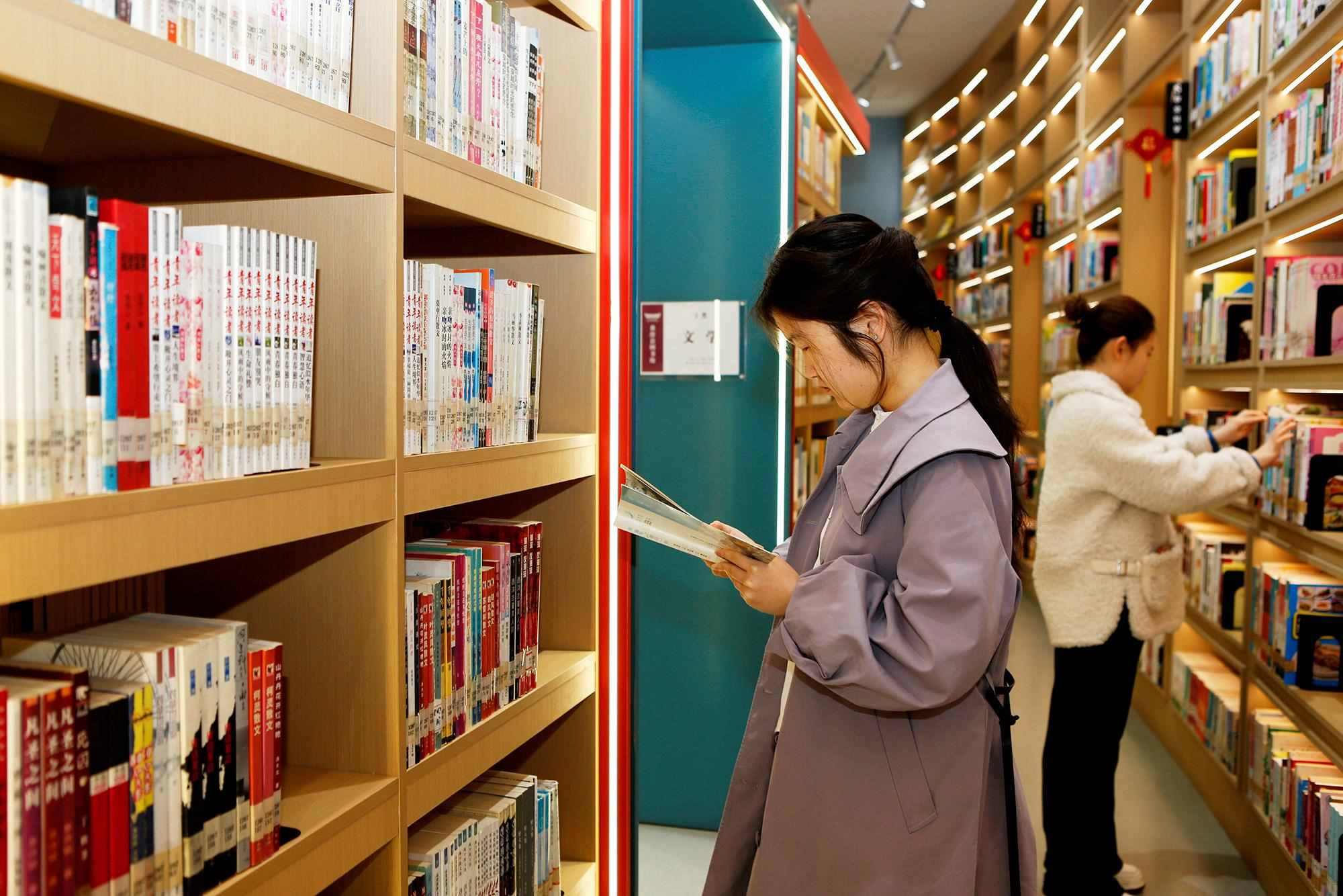 △2025年3月29日，讀者在山西臨汾市襄汾縣圖書(shū)館閱讀。