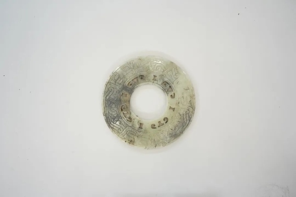 武王墩一號(hào)墓出土的鏤孔玉璧。全國(guó)十大考古新發(fā)現(xiàn)活動(dòng)辦公室供圖