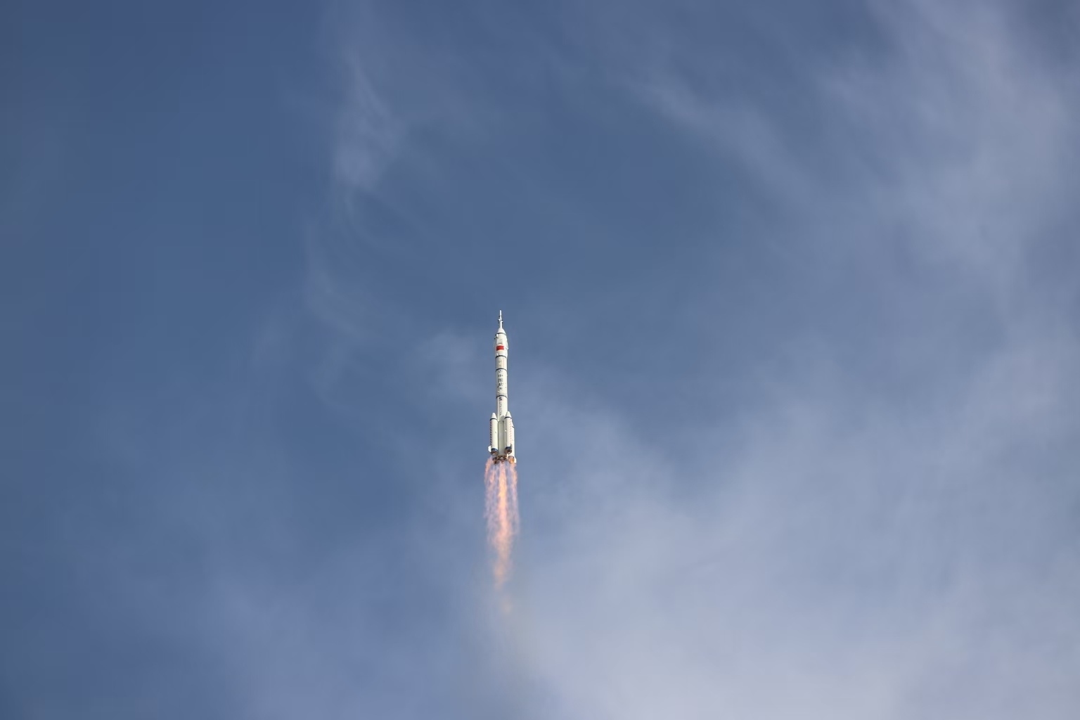 長征二號F遙二十運載火箭點火發(fā)射。人民網(wǎng)記者 黃帆攝