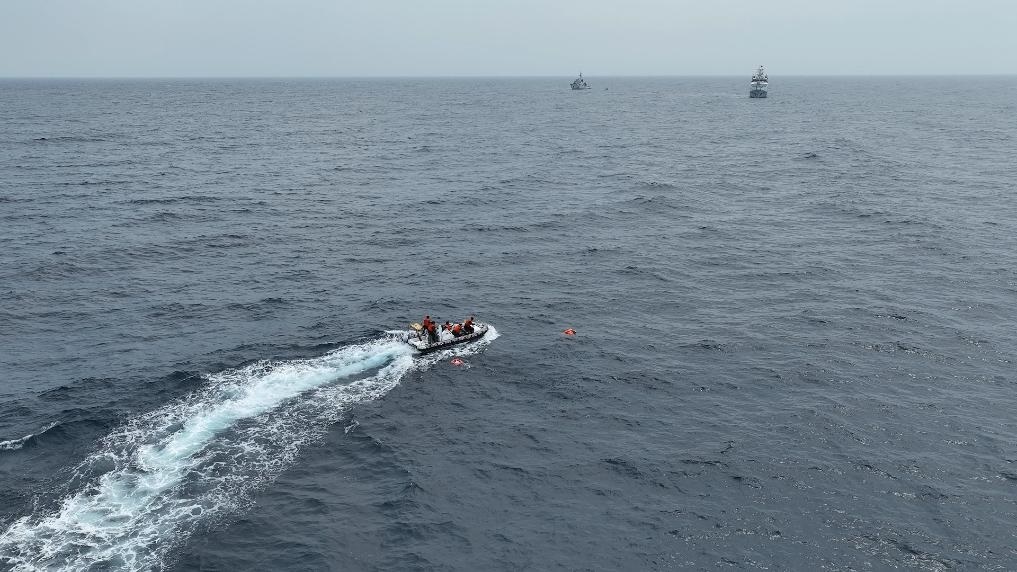 4月23日，中越海警開展海上聯(lián)合搜救演練，模擬營(yíng)救落水人員。（中國(guó)海警供圖）