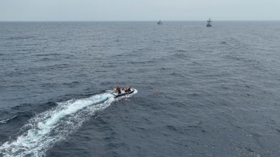 4月23日，中越海警開展海上聯(lián)合搜救演練，模擬營救落水人員。（中國海警供圖）