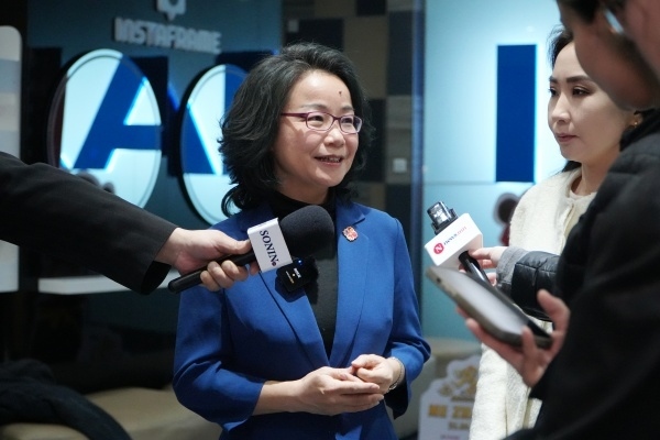 沈敏娟大使接受中蒙主流媒體采訪。中國駐蒙古國使館供圖