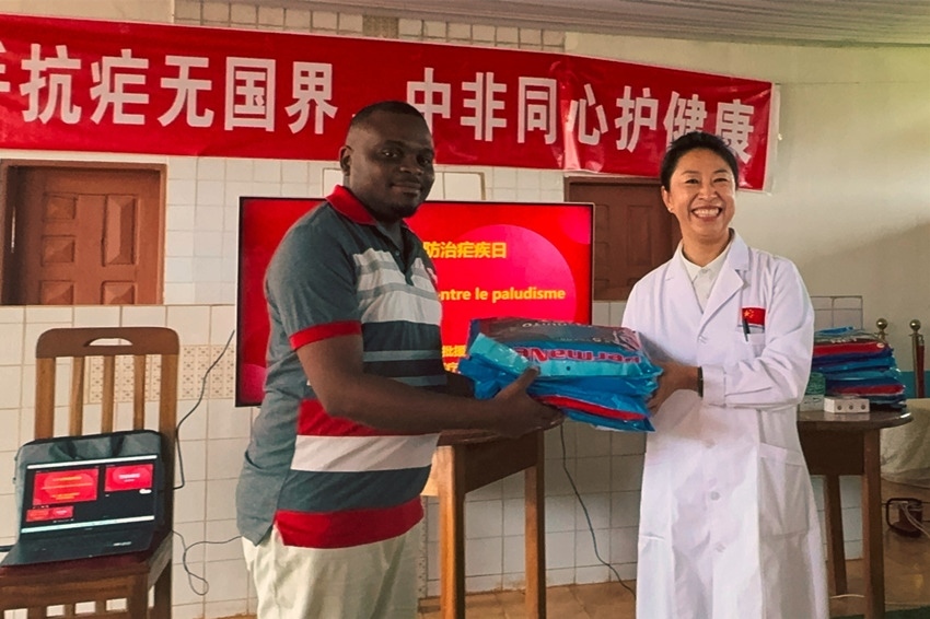 【3】贈送抗瘧物資。中國（山西）第24批援喀麥隆姆巴爾馬尤醫(yī)療隊 供圖