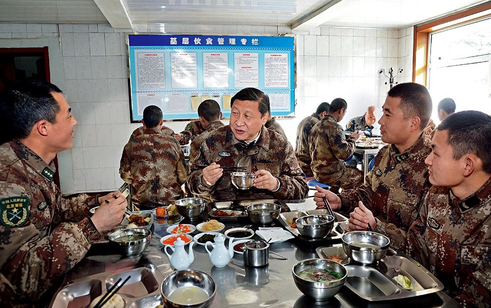 2014年1月26日，習(xí)近平主席專程來到內(nèi)蒙古軍區(qū)邊防某部，親切看望慰問戍邊官兵。這是在連隊食堂，習(xí)近平主席同戰(zhàn)士們一起用餐。