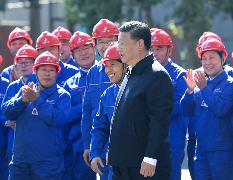2018年9月26日，在中國一重集團(tuán)，習(xí)近平總書記走到工人中間，同大家親切交流。