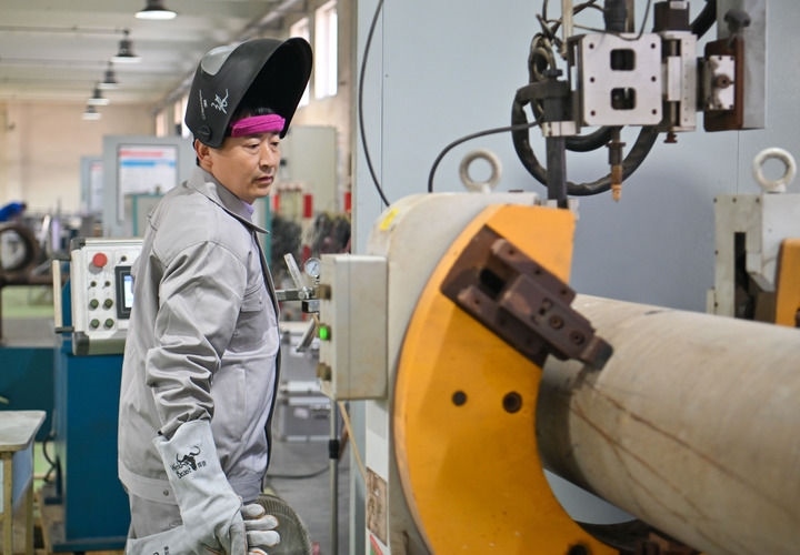 在中石化第四建設(shè)有限公司工匠學(xué)院，全國人大代表、中石化第四建設(shè)有限公司工匠學(xué)院焊接教練張振連操作自動焊機(jī)（2025年2月21日攝）。新華社記者 孫凡越 攝