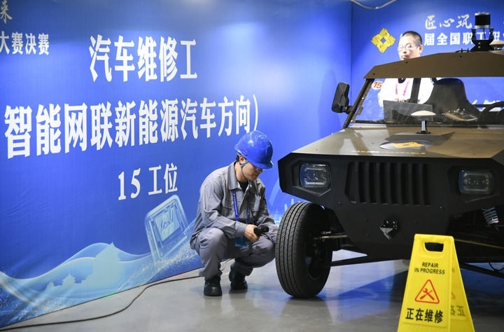 2024年9月11日，由全國總工會、人力資源和社會保障部等單位主辦的第八屆全國職工職業(yè)技能大賽決賽在陜西開幕。這是選手在位于西安國際會展中心的比賽場地參加汽車維修工（智能網(wǎng)聯(lián)新能源汽車方向）工種比賽。新華社記者 張博文 攝