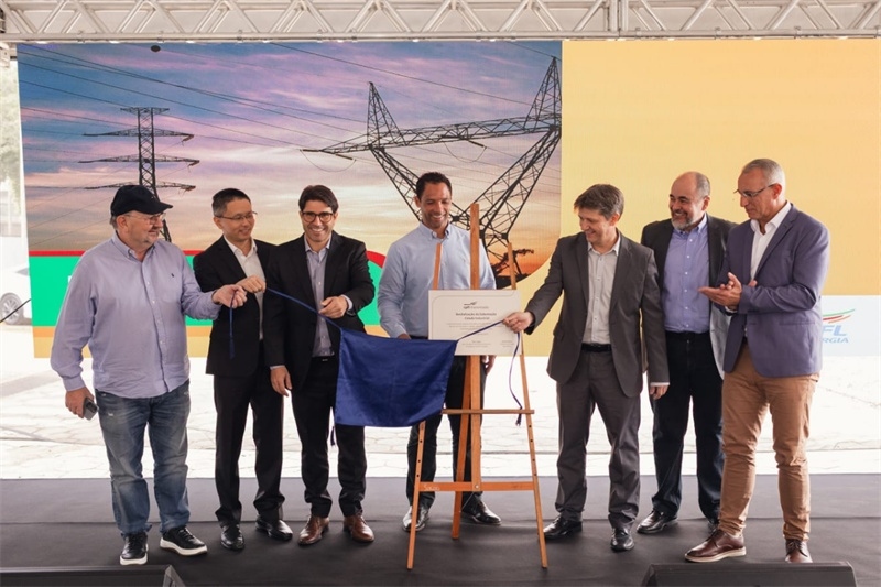 CPFL公司執(zhí)行副總裁弗拉維奧·恩里克·里貝羅（中）、CPFL輸電公司總裁李甫（左二）、南里奧格蘭德州州議員阿洛伊西奧·克拉斯曼（左一）、州長(zhǎng)代表豪爾赫·波佐邦（右一）等出席投運(yùn)儀式。 中國(guó)國(guó)家電網(wǎng)巴西電力CPFL公司供圖