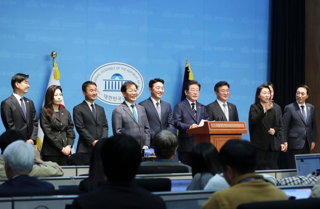 4月11日，李在明在韓國首爾舉行的新聞發(fā)布會上介紹他的總統(tǒng)競選團(tuán)隊(duì)。新華社記者姚琪琳攝