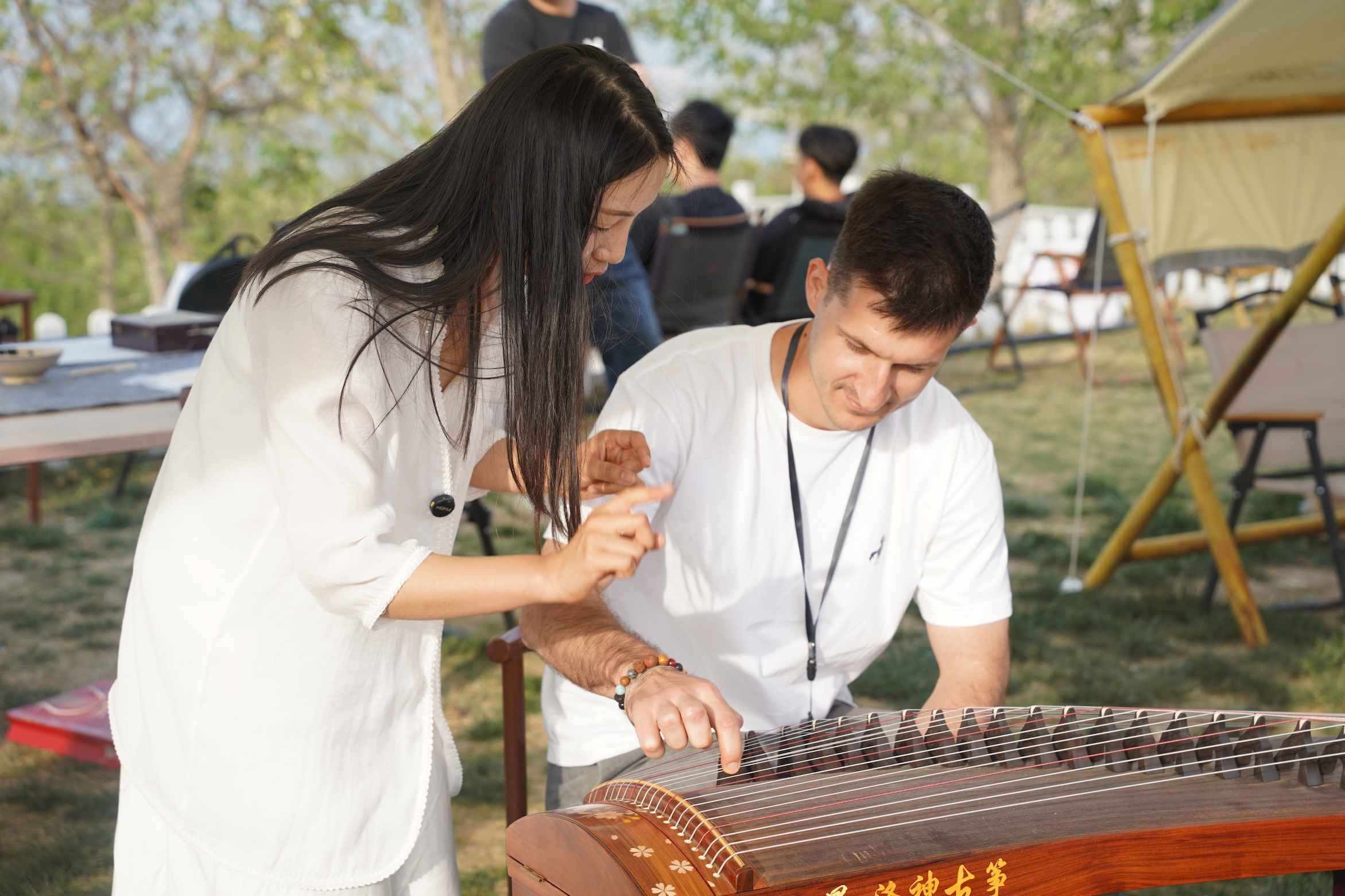 外媒體記者古箏體驗(yàn)。主辦方供圖