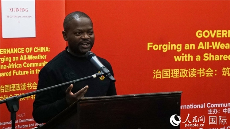 約翰內(nèi)斯堡大學(xué)非洲中國研究中心研究員葛迪恩·吉通加在讀書會上發(fā)言。人民網(wǎng) 劉暢攝